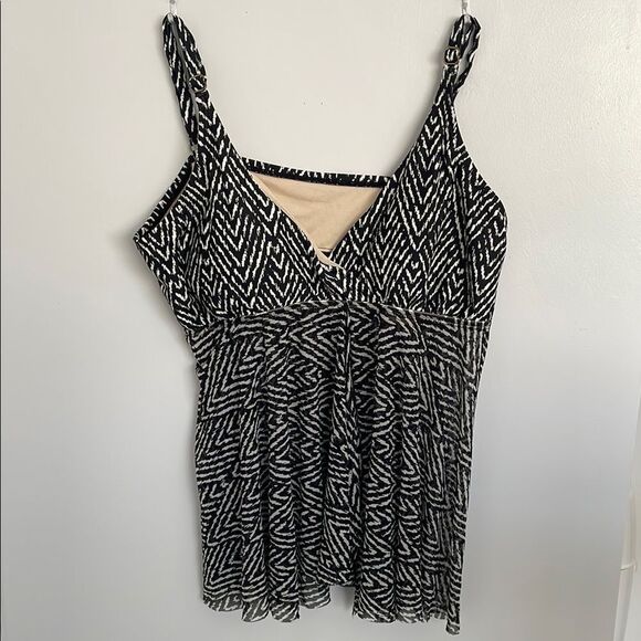 🔵Black and White Patterned Women's bathing top - Picture 1 of 7